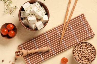 Bej arka planda fasulye ve domatesli lezzetli tofu peynirli kase.