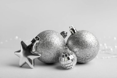 Gri arka planda yıldızlı gümüş Noel mücevherleri