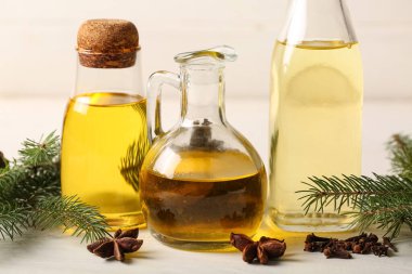 Beyaz ahşap arka planda kozalaklı kozalaklı şişeler.