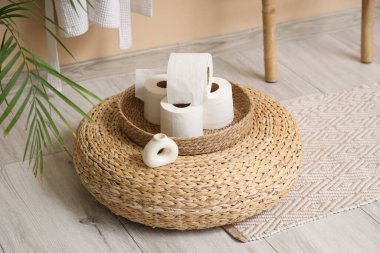 Havalı tuvaletlerde hasır pouf üzerine tuvalet kağıdı ruloları