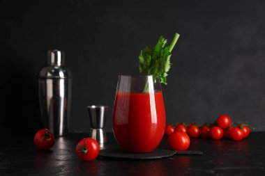 Kereviz soslu Bloody Mary ve siyah grunge soslu domatesler.