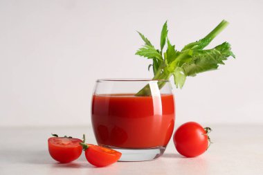 Kereviz ve domatesli bir bardak Bloody Mary.