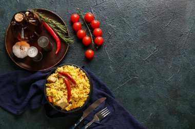 Lezzetli pilavlı kase ve koyu arkaplanda malzemeler