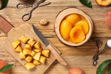 Lezzetli konserveli kompozisyon ve ahşap arka planda taze şeftali.