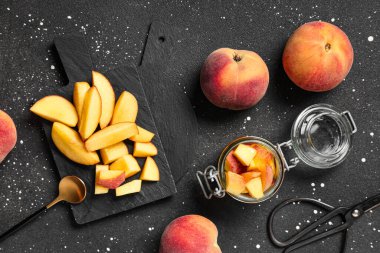 Koyu arkaplanda reçel hazırlamak için taze şeftalili kompozisyon