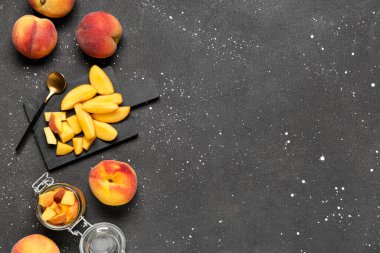 Koyu arkaplanda reçel hazırlamak için taze şeftalili kompozisyon