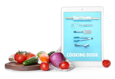 Beyaz arkaplan üzerine dijital tarif kitabıyla kompozisyon