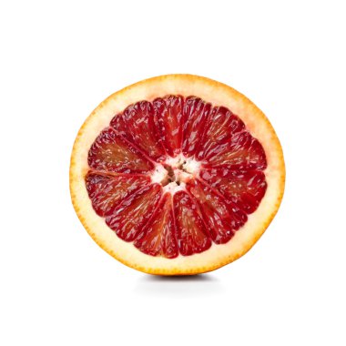 Beyaz arka planda kan portakalı meyvelerinin yarısı lezzetli.