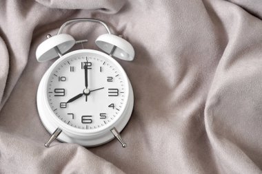 Gri battaniyedeki geri alarm saati, üst görünüm