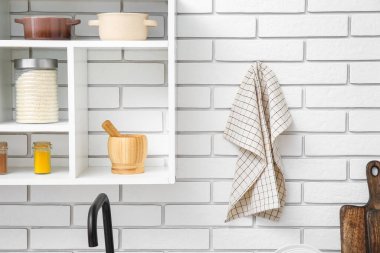 Mutfakta duvarda kareli peçete asılı. Yakın çekim.