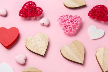 Pembe arka planda farklı kalp şekilli dekorlar. Sevgililer Günü kutlaması