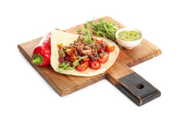 Lezzetli taze taco ve beyaz arka planda bulunan malzemelerle kesme tahtası.