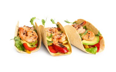 Beyaz arka planda izole edilmiş lezzetli taze tacolar.