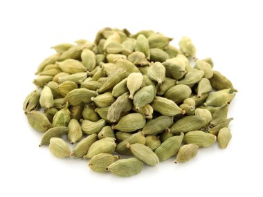 Beyaz arka planda kakule baharatı yığını