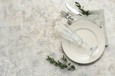 Grunge arka planında okaliptüs dalları olan güzel masa ayarları