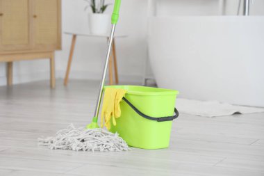 Banyoda yerde kovayla paspas.