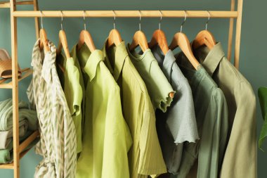 Yeşil duvarın yanında şık üstlerle dizilin.