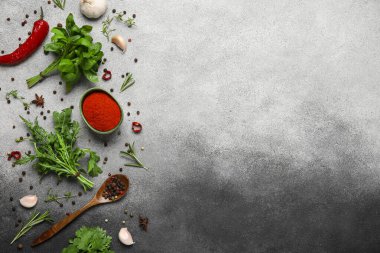 Gri grunge arka planda bitkiler ve baharatlarla kompozisyon