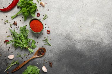 Gri grunge arka planda bitkiler ve baharatlarla kompozisyon