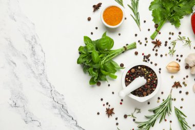 Mermer arka planda bitkiler, havan ve baharatlarla kompozisyon, yakın plan