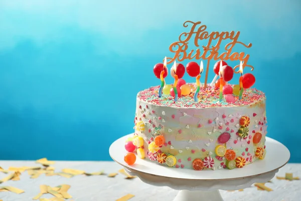 Stand Avec Beau Gateau D Anniversaire Savoureux Sur La Table Sur Fond De Couleur Decor Sucettes Stock Photo Stand Avec Beau Gateau D Anniversaire Savoureux Sur La Table Sur Fond De Couleur Decor Sucettes Stock Photo
