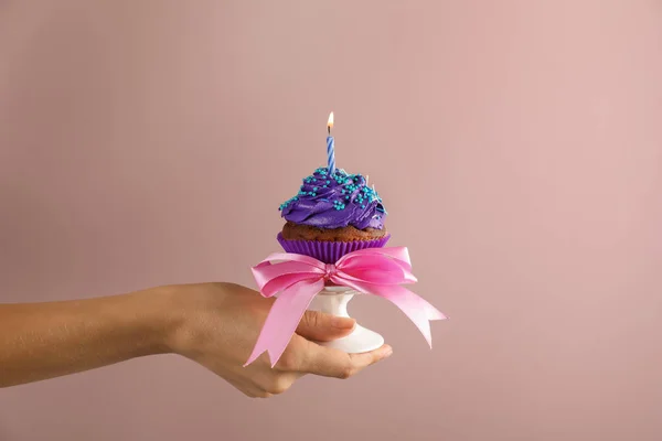 Femme Tenant Cupcake D Anniversaire Avec Bougie Sur Fond De Couleur Vacances Savoureux Stock Photo