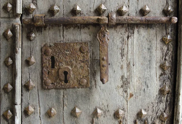 Stary Zamek Nabijanie Drzwi Drewniane — Zdjęcie stockowe