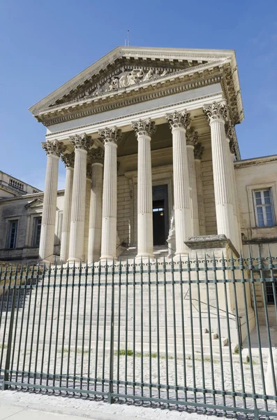 Arquitetura Antiga Tribunal Fechado Por Grades — Fotografia de Stock