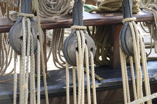 旧滑轮和绳索, 船用工具 — 图库照片