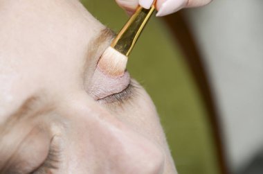 çekici genç kadın onun göz kapağı toz yapma