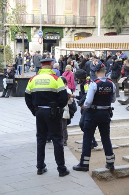 Barcelona, İspanya - December31, 2017: Katalanca polis şehir merkezini teröristlerin saldırısına karşı New Year's Day önce izle