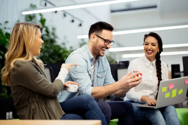 Gruppe Von Menschen Diskutiert Pläne Ungezwungener Atmosphäre — Stockfoto