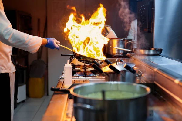 Cocinero Cocinando Con Llama —  Fotos de Stock