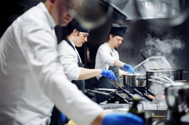 Şefler mutfakta çalışma grubu