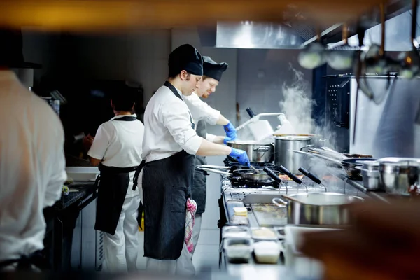 Grupo Chefs Trabajando Cocina —  Fotos de Stock