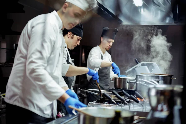 Gruppo Chef Che Lavorano Cucina — Foto Stock