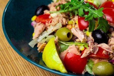 Ton balığı ve sebze salatası.