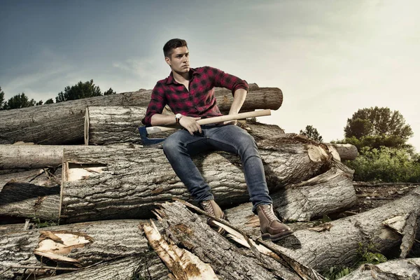 Lumberjack Arbetare Sitter Skogen — Stockfoto