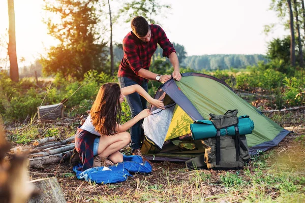 Mladý Pár Nastavení Stan Venku Pěší Turistika Kempování — Stock fotografie