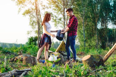 Açık havada çadır kurma, yürüyüş ve kamp genç çift.
