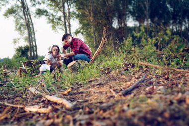 Genç kamp çift yemek pişirme