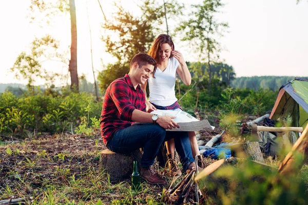 Couple Hikers Mountains Looking Map — Stock Photo, Image