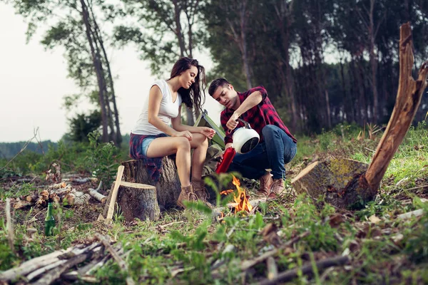 Genç kamp çift yemek pişirme