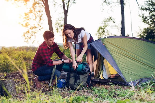 Açık havada çadır kurma, yürüyüş ve kamp genç çift