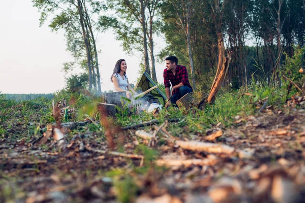 Genç kamp çift yemek pişirme