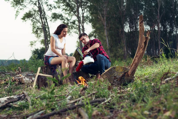 Genç kamp çift yemek pişirme