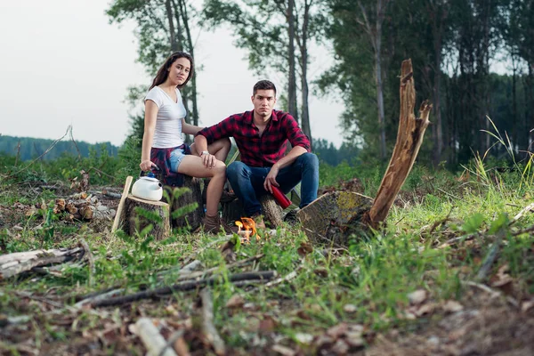 Genç kamp çift yemek pişirme