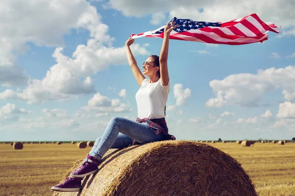 Młoda Piękna Kobieta Trzyma Flagę Usa — Zdjęcie stockowe