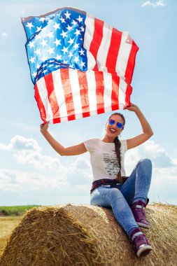 ABD bayrağı taşıyan güzel bir kadın.
