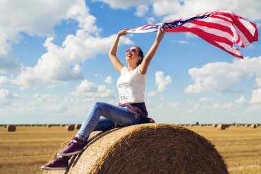 Saman vith Amerikan bayrağı üzerinde oturan kız